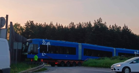 Rondo w Cedzynie w województwie świętokrzyskim jest pechowe dla... krakowskich tramwajów. Po raz drugi w ciągu zaledwie trzech dni utknął tam pojazd transportujący tramwaj, co doprowadziło do zablokowania ruchu.