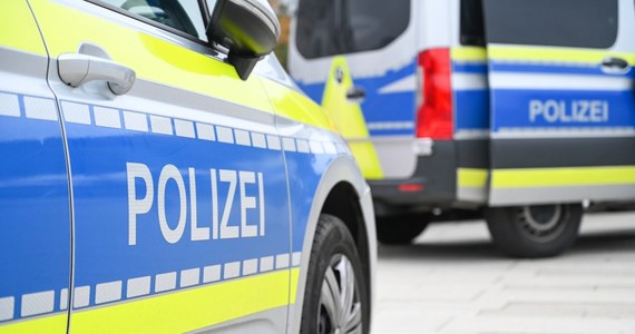 Uczniowie szkoły podstawowej w Recklinghausen (Nadrenia Północna-Westfalia) znaleźli w poniedziałek rano zwłoki 19-letniej kobiety na terenie boiska za szkołą. Po południu śledczy poinformowali, że ustalono tożsamość kobiety, a także zatrzymano w sprawie 17-latka.