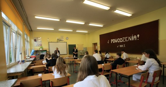 Już dziś pierwszy z egzaminów ósmoklasisty w 2023 roku. Uczniowie będą pisać sprawdzian z języka polskiego. Jutro zmierzą się z egzaminem z matematyki, a w czwartek 25 maja przyjdzie czas na test z języka obcego. Arkusze wraz z propozycją rozwiązań przygotowaną przez naszych ekspertów będziemy publikować po zakończonych egzaminach – od wtorku do czwartku. Ósmoklasisto, sprawdź na RMF24.pl jak ci poszło! 