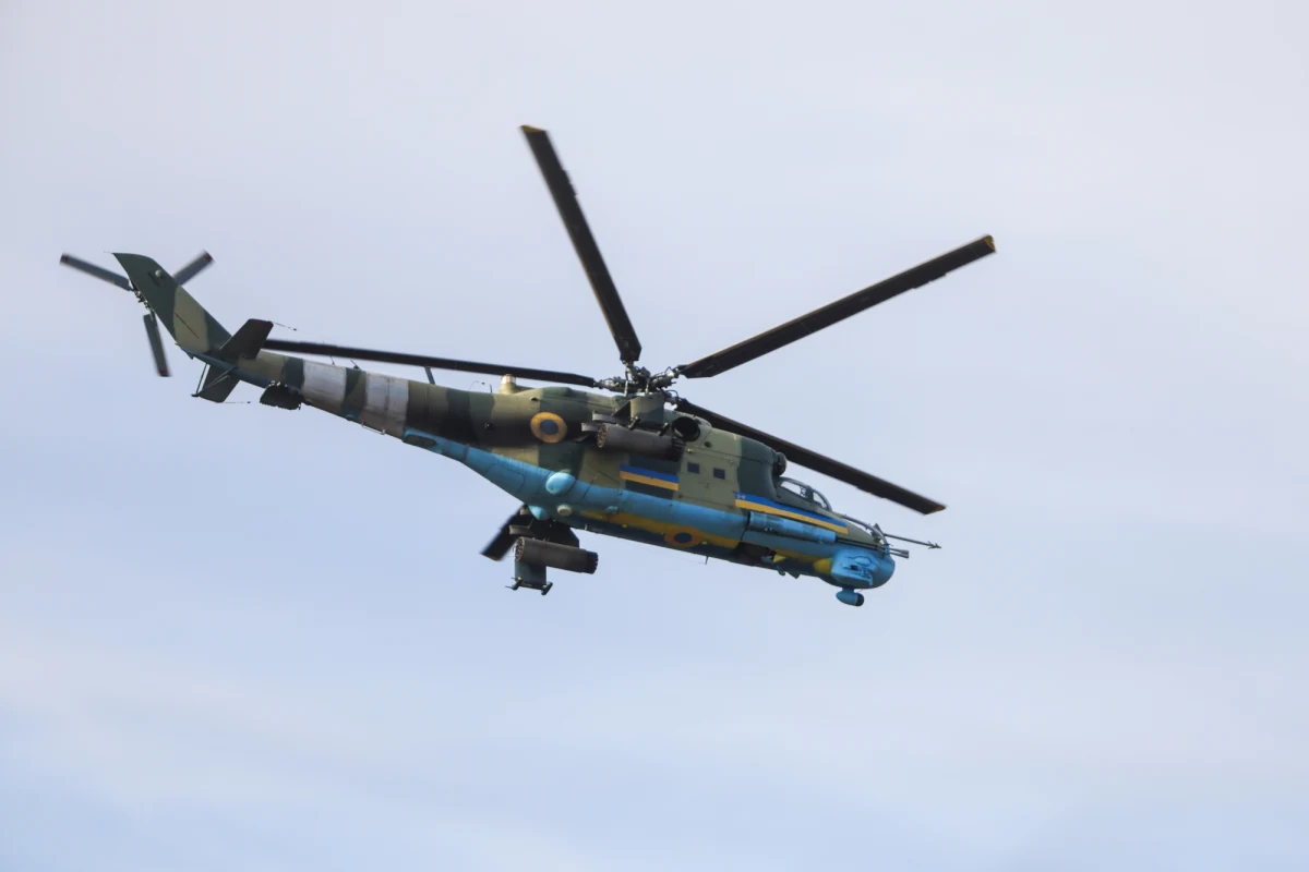 Ukraińska armia poinformowała w poniedziałek, że rosyjskie lotnictwo straciło kolejne dwie maszyny - myśliwiec Su-35 i śmigłowiec Mi-24. Samolot bojowy został zniszczony w niedzielę u wybrzeży Morza Czarnego w obwodzie chersońskim, z kolei śmigłowiec zestrzelono w pobliżu Nju-Jorku w obwodzie donieckim.