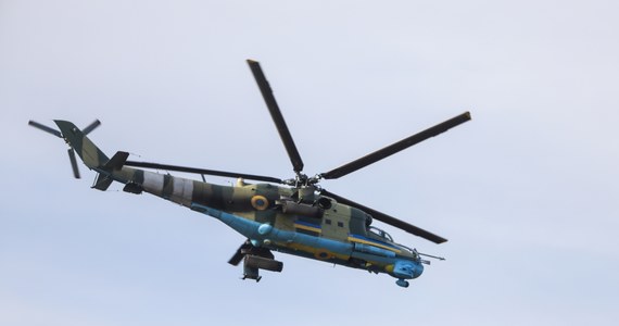Ukraińska armia poinformowała w poniedziałek, że rosyjskie lotnictwo straciło kolejne dwie maszyny - myśliwiec Su-35 i śmigłowiec Mi-24. Samolot bojowy został zniszczony w niedzielę u wybrzeży Morza Czarnego w obwodzie chersońskim, z kolei śmigłowiec zestrzelono w pobliżu Nju-Jorku w obwodzie donieckim.