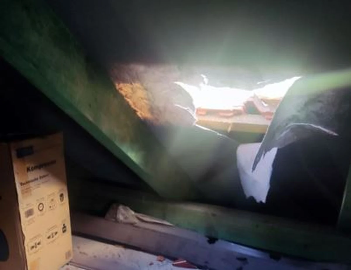 Tajemnica niezidentyfikowanego przedmiotu, który w kwietniu spadł na dom w powiecie konińskim w Wielkopolsce i uszkodził dach, została rozwiązana. Jak dowiedział się reporter RMF FM, prokuratura ma już pewność, że to nie był element statku powietrznego, a część traktora. Śledztwo w sprawie incydentu w Rakowie zostało umorzone. 