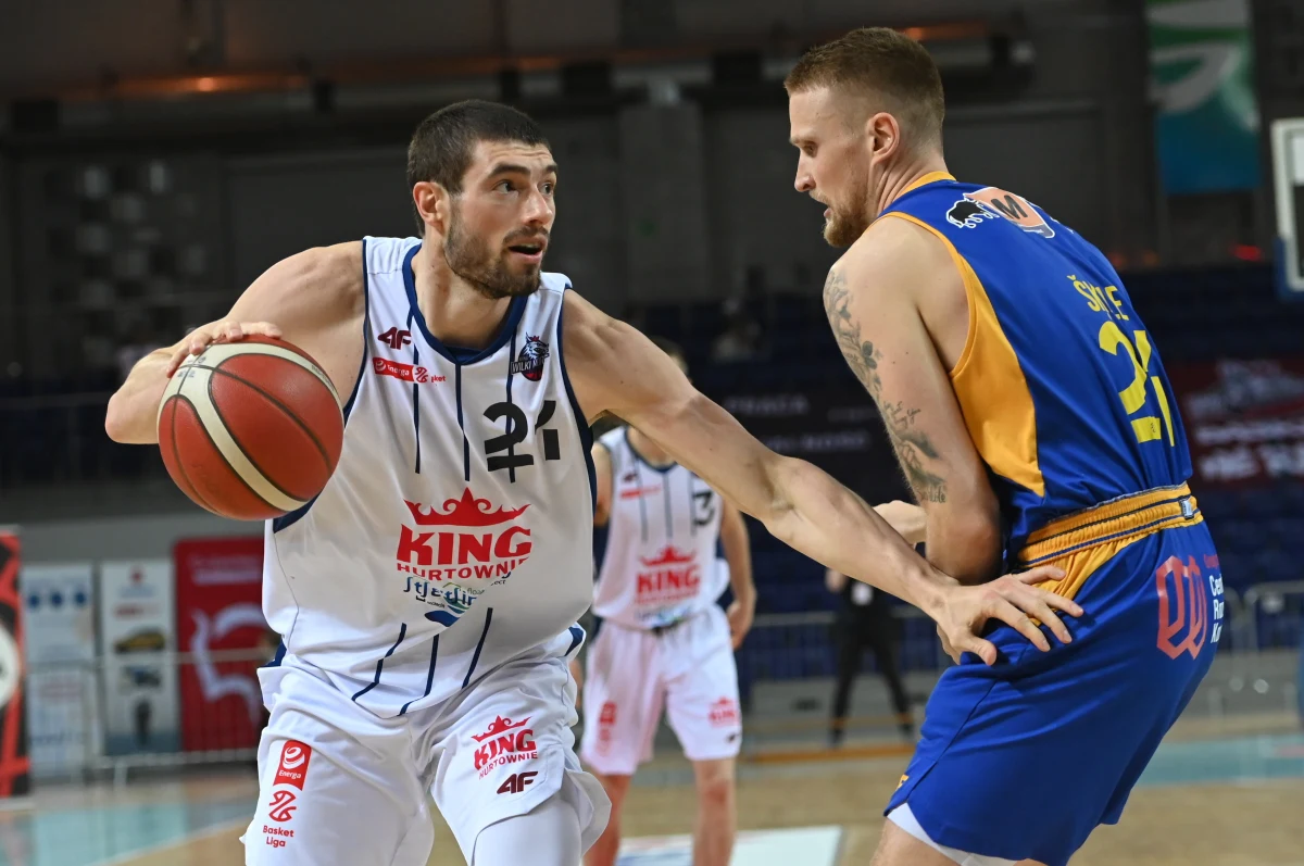 Koszykarze Kinga Szczecin, którzy nigdy nie zdobyli medalu, są o krok do awansu do finału mistrzostw Polski. W półfinałowej serii play off prowadzą z BM Stalą Ostrów Wielkopolski 2-0 i jednej wygranej brakuje im, by powalczyć o tytuł.