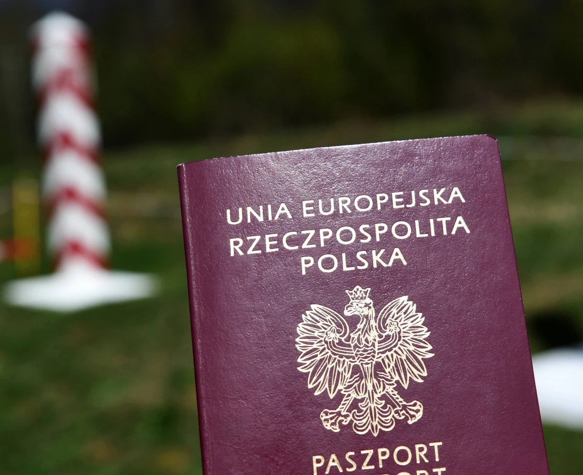 Od środy do 8 czerwca Słowacja przywraca kontrole na wewnętrznych granicach lądowych: z Austrią, Czechami, Węgrami i z Polską oraz we wszystkich portach lotniczych. Podróżujący na Słowację Polacy muszą pamiętać o zabraniu ze sobą dokumentów - dowodu osobistego lub paszportu.