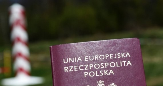 Od środy do 8 czerwca Słowacja przywraca kontrole na wewnętrznych granicach lądowych: z Austrią, Czechami, Węgrami i z Polską oraz we wszystkich portach lotniczych. Podróżujący na Słowację Polacy muszą pamiętać o zabraniu ze sobą dokumentów - dowodu osobistego lub paszportu.
