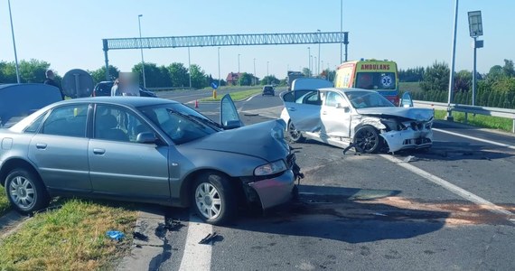 Cztery osoby trafiły do szpitala po wypadku, do którego doszło rano na obwodnicy Radymna na Podkarpaciu.


