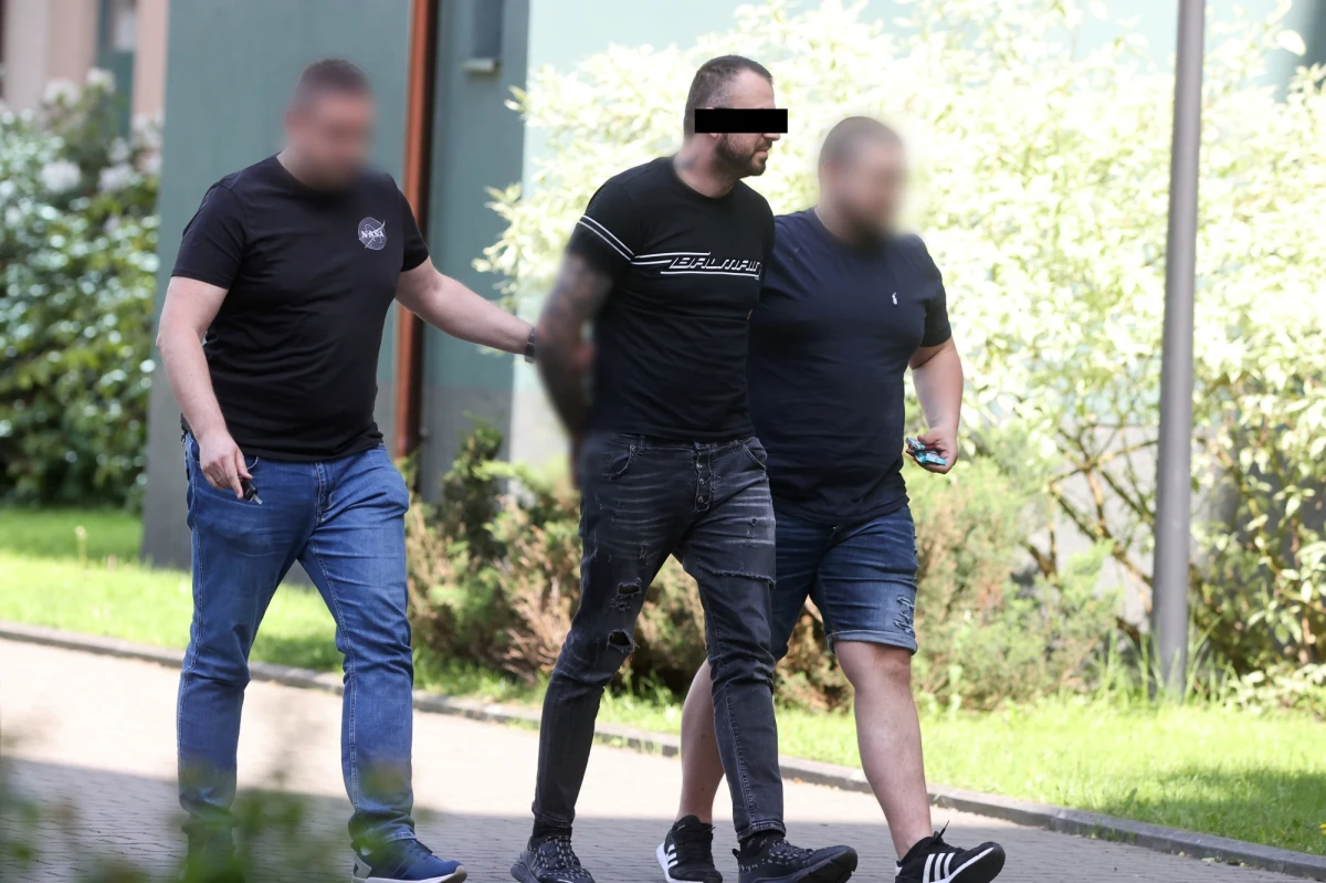 Zarzuty udziału w bójce z użyciem niebezpiecznych narzędzi usłyszało pięciu mężczyzn biorących udział w strzelaninie na terenie myjni samochodowej w Łodzi. Doszło do niej przy ulicy ul. Rokicińskiej w nocy z soboty na niedzielę. 