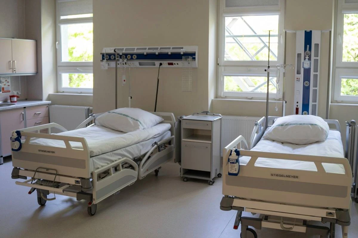 W szpitalu im. Biegańskiego w Łodzi za 12,5 mln zł wyremontowano Oddział Chorób Wewnętrznych i Geriatrii. Dla pacjentów przygotowano 61 specjalistycznych łóżek, nowoczesną aparaturę diagnostyczną, kardiomonitory oraz sprzęt rehabilitacyjny. Wszystkie sale chorych mają własne łazienki.