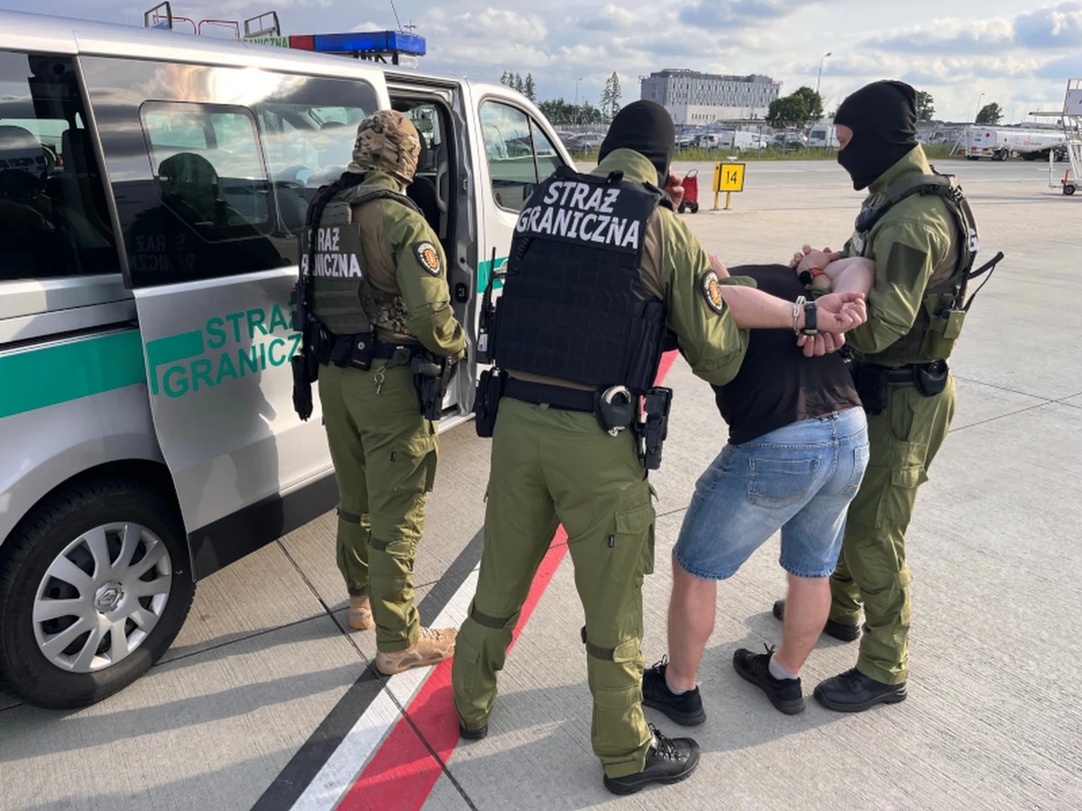 Agresywny pasażer został wyprowadzony z samolotu na lotnisku w Pyrzowicach pod Katowicami. Niewykluczone, że linie lotnicze obarczą go kosztami za opóźnienie lotu.

