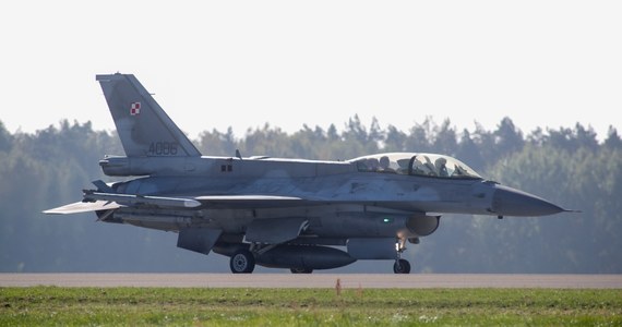 Polska rozpoczęła szkolenie ukraińskich pilotów na samolotach F-16 - powiedział szef unijnej dyplomacji Josep Borrell przed rozpoczęciem spotkania ministrów obrony krajów członkowskich. Takie szkolenie się jeszcze nie rozpoczęło - stwierdził natomiast szef MON Mariusz Błaszczak.