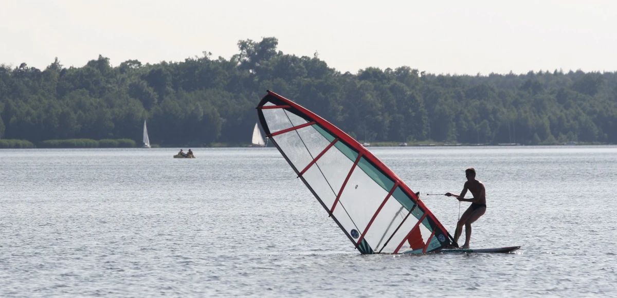 Nad Jeziorem Paprocańskim w Tychach zakończyła się budowa budynku wypożyczalni sprzętu wodnego i stanowiska dla ratowników – podała we wtorek rzeczniczka tyskiego magistratu Ewa Grudniok.