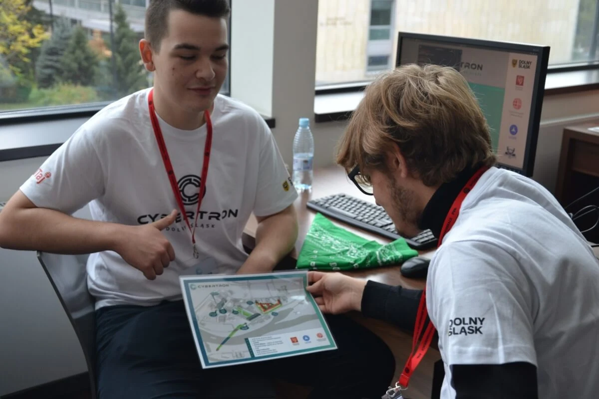 Ruszyły zapisy do "Cybertron Dolny Śląsk 2023". To zespołowa "grywalizacja" informatyczna sprawdzająca umiejętności informatyczne i zdolności kreatywnego rozwiązywania problemów z zakresu cyberbezpieczeństwa i infrastruktury krytycznej.