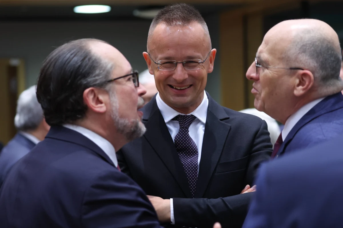 Na poniedziałkowym zamkniętym spotkaniu unijnych ministrów spraw zagranicznych doszło do ostrej wymiany zdań między szefową niemieckiej dyplomacji Annaleną Baerbock i ministrem spraw zagranicznych i handlu Węgier Peterem Szijjarto. Węgry wstrzymują wprowadzenie 11 pakietu sankcji i pomoc dla Ukrainy w ramach Europejskiego Instrumentu na rzecz Pokoju.