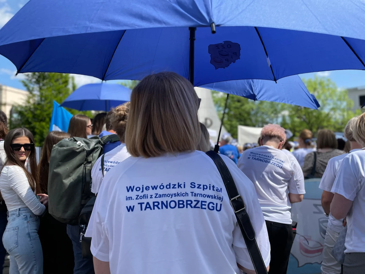 Pielęgniarki i położne z całej Polski manifestowały w Warszawie przeciw degradacji, dyskryminacji zawodowej oraz dysproporcji w zarobkach. W Sejmie złożyły obywatelski projekt ustawy, która ma wzmocnić ich pozycję w systemie ochrony zdrowia.