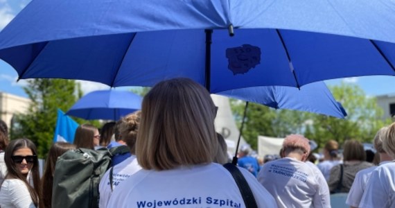 Pielęgniarki i położne z całej Polski manifestowały w Warszawie przeciw degradacji, dyskryminacji zawodowej oraz dysproporcji w zarobkach. W Sejmie złożyły obywatelski projekt ustawy, która ma wzmocnić ich pozycję w systemie ochrony zdrowia.
