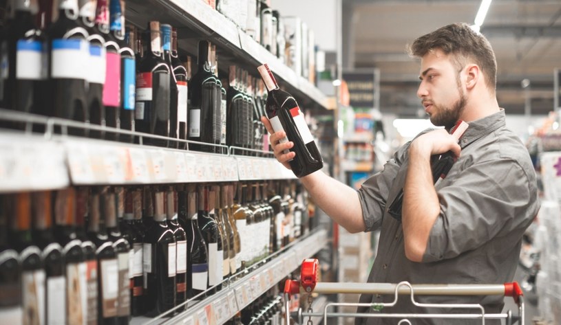 Czy alkohol już niedługo dołączy do papierosów i będzie z daleka ostrzegał przed negatywnymi konsekwencjami łapania za kieliszek? Są takie plany, choć w najbliższym czasie nie tak poważne jak przerażające zdjęcia znane z tytoniu. 