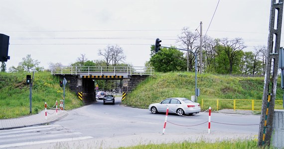 Ruszają wielomilionowe inwestycje na drogach wojewódzkich w Sieradzu i Zduńskiej Woli w Łódzkiem. Wartość inwestycji to przeszło 43 mln złotych. Właśnie podpisano umowy na dwie, duże zadania drogowe.