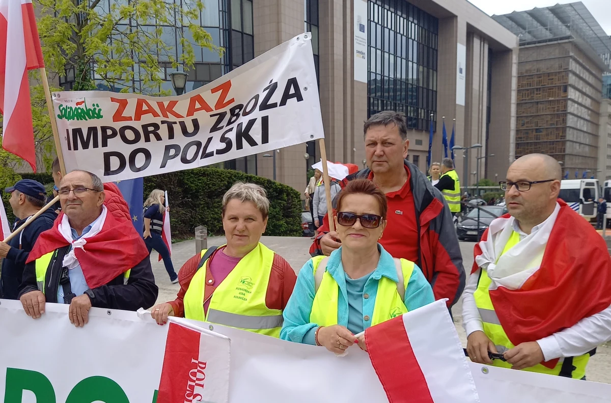 Przed siedzibą Komisji Europejskiej w Brukseli polscy rolnicy protestują przeciwko importowi zboża z Ukrainy. Domagają się między innymi wprowadzenia ceł oraz większego wsparcia ze strony Unii Europejskiej.