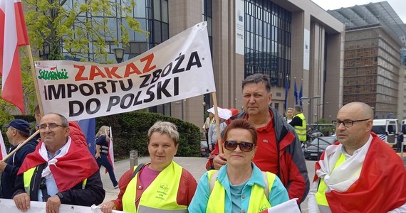 Przed siedzibą Komisji Europejskiej w Brukseli polscy rolnicy protestują przeciwko importowi zboża z Ukrainy. Domagają się między innymi wprowadzenia ceł oraz większego wsparcia ze strony Unii Europejskiej.