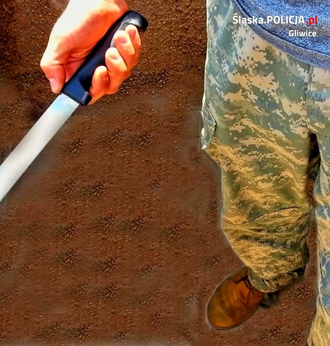 Trzymając w ręce nóż 17-latek zażądał od chłopca idącego do szkoły oddania wszystkich cennych przedmiotów. Do rozboju doszło w Gliwicach. Sprawca ukradł telefon i słuchawki, a potem groził ofierze pozbawieniem życia. Podejrzanego ujął policjant po służbie.

