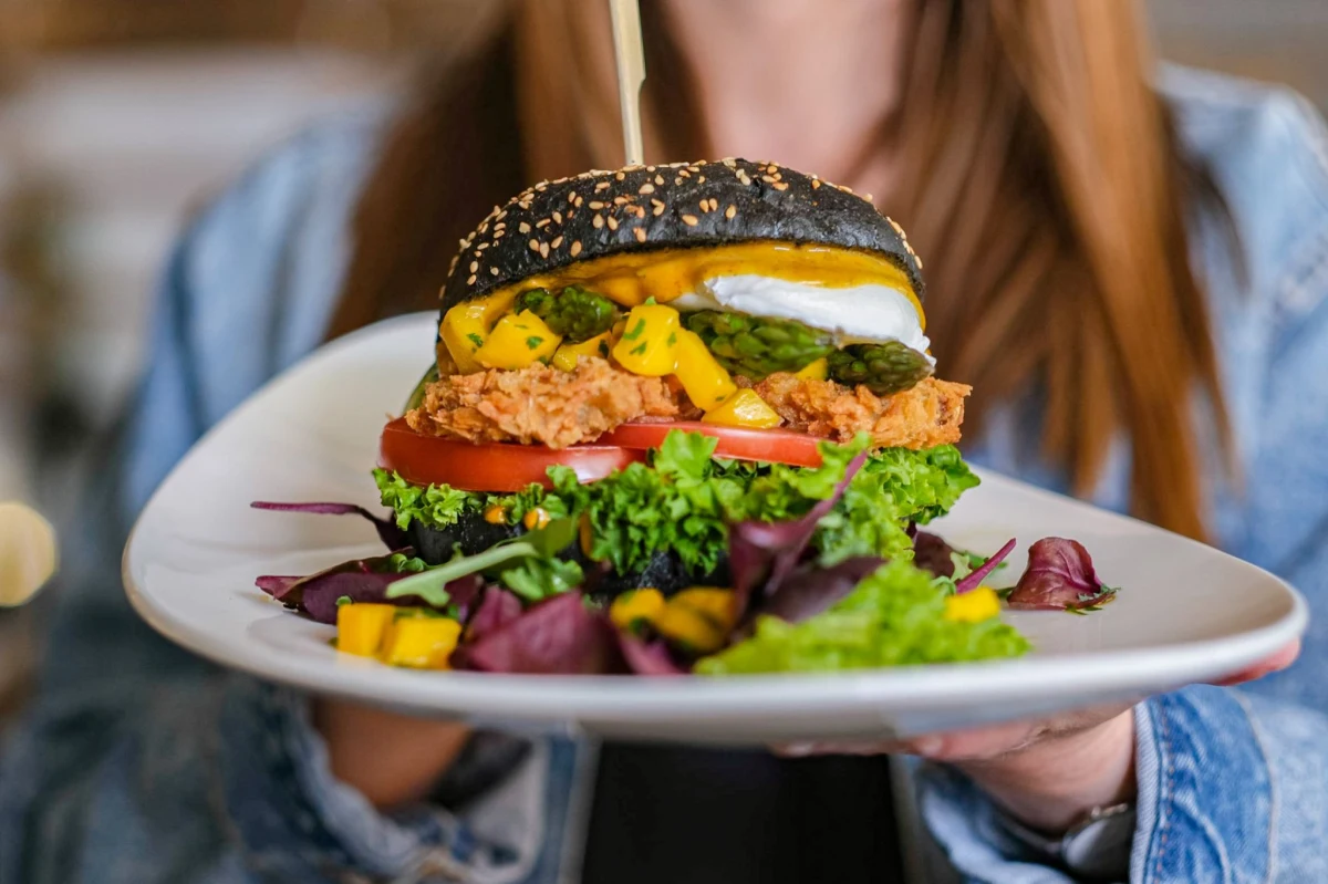 Nadciąga największa burgerowa impreza w Łodzi. W piątek (26 maja) rusza szósta odsłona Jemy w Łodzi Burger Fest. Tym razem będzie można skosztować prawie 40 festiwalowych, oryginalnych propozycji. 