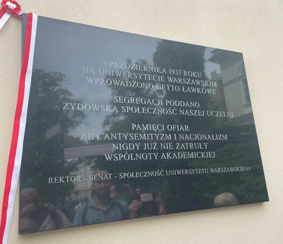  "W historii naszej uczelni były piękne momenty. Były jednak chwile, z których nie jesteśmy dumni. Jedną z takich chwil był rok 1937, kiedy chciano rozdzielić naszych studentów" - mówił podczas odsłonięcia tablicy upamiętniającej tzw. getta ławkowe rektor Uniwersytetu Warszawskiego, Alojzy Nowak. To pierwsza taka tablica, którą odsłonięto na polskiej uczelni.