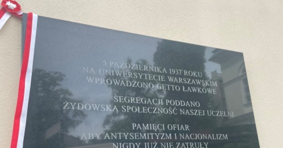  "W historii naszej uczelni były piękne momenty. Były jednak chwile, z których nie jesteśmy dumni. Jedną z takich chwil był rok 1937, kiedy chciano rozdzielić naszych studentów" - mówił podczas odsłonięcia tablicy upamiętniającej tzw. getta ławkowe rektor Uniwersytetu Warszawskiego, Alojzy Nowak. To pierwsza taka tablica, którą odsłonięto na polskiej uczelni.