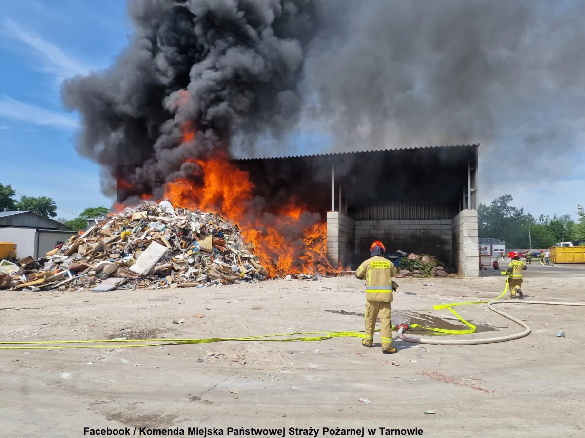​Pożar wysypiska śmieci przy ul. Fabrycznej w Tarnowie. Na szczęście nie ma osób poszkodowanych.