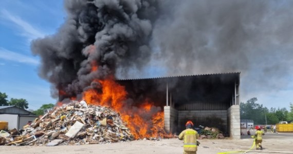 ​Pożar wysypiska śmieci przy ul. Fabrycznej w Tarnowie. Na szczęście nie ma osób poszkodowanych.