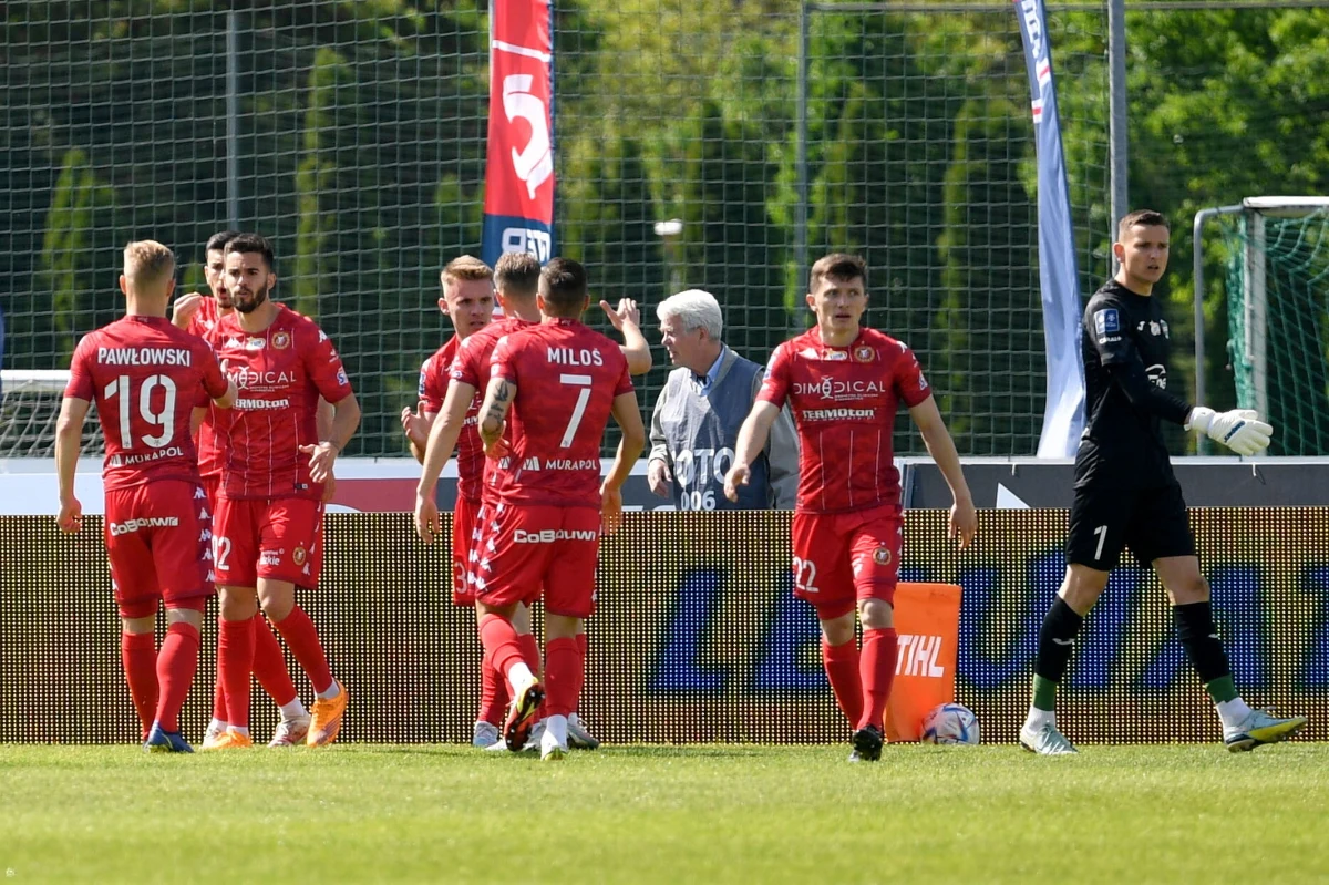 Michał Rydz zastąpił Mateusza Dróżdża na stanowisku prezesa Widzewa Łódź. "Pracujemy dalej z Januszem Niedźwiedziem. Mamy pełne zaufanie do tego trenera" - zapewnił większościowy właściciel klubu Tomasz Stamirowski.