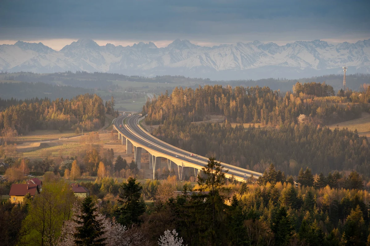 Kolejny krok w stronę budowy drogi ekspresowej S7 między Krakowem a Myślenicami. GDDKiA ogłosiła przetarg na przygotowanie studium techniczno- środowiskowego. Jak się okazuje, droga nie powstanie szybko.

