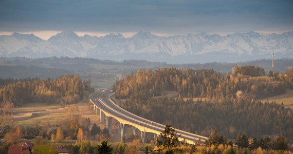 Kolejny krok w stronę budowy drogi ekspresowej S7 między Krakowem a Myślenicami. GDDKiA ogłosiła przetarg na przygotowanie studium techniczno- środowiskowego. Jak się okazuje, droga nie powstanie szybko.


