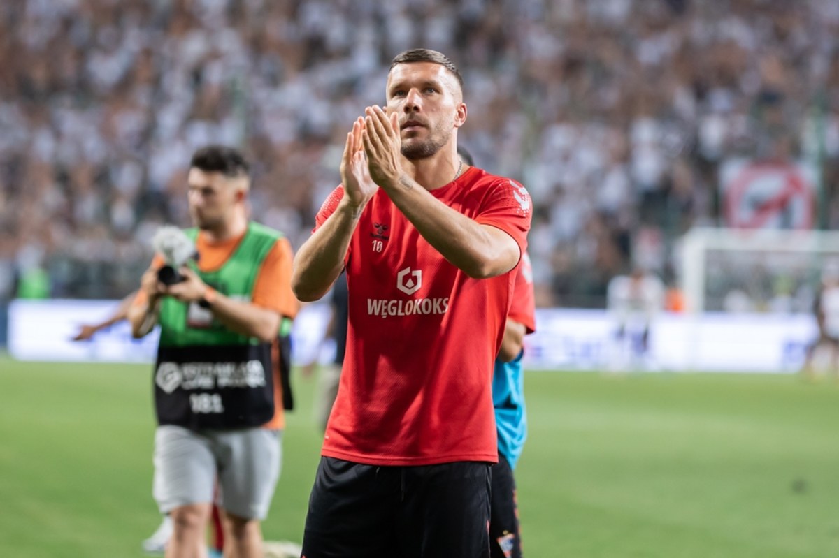 Mistrz Polski z ubiegłego sezonu Lech Poznań wskoczył na ligowe podium. Wszystko dzięki wygranej 3:0 z Koroną Kielce i zwycięstwu Górnika Zabrze 2:1 z Pogonią Szczecin, która także rywalizuje o brązowy medal. W wygranej zespołu z Zabrza sporą zasługę ma Lukas Podolski, któremu teraz za pomoc w awansie na ligowe podium poznańskimi specjałami podziękowali fani Lecha.