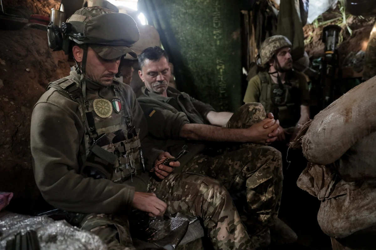 Sprzeczne informacje w sprawie działań dywersantów w rosyjskim obwodzie biełgorodzkim. Rosyjski resort obrony twierdzi, że zostali oni pokonani, natomiast Rosyjski Korpus Ochotniczy, który wraz z Legionem Wolność Rosji wziął odpowiedzialność za akcję, zapewnia, że walki przy granicy z Ukrainą wciąż trwają. Sami Ukraińcy umywają od tych działań ręce, twierdząc, że "obywatele Rosji mają pełne prawo wyzwalać swoją ojczystą ziemię z bronią w ręku".