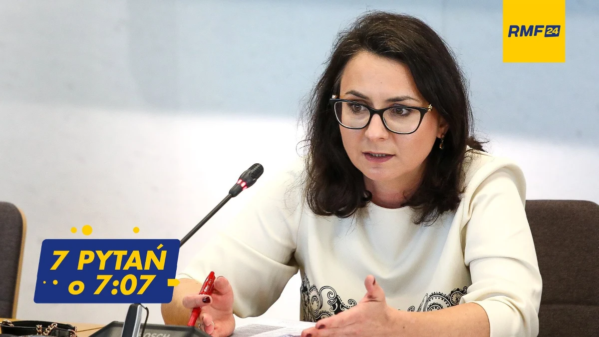 "Trybunał Konstytucyjny, który powinien być strażnikiem dobrze stanowionego prawa, prawa zgodnego z konstytucją, dobrego dla obywateli, został zamieniony przez rządzących z jednej strony w polityczną zamrażarkę. Przykładem jest tu sprawa pana Kamińskiego i Wąsika, która była niewygodna dla obecnej władzy. Trybunał został także zamieniony w pralnię brudnych ustaw, bo wszelkie niekonstytucyjne rozwiązania forsowane przez obecny rząd trafiały do TK, który przyklepywał i stwierdzał, że te rozwiązania są zgodne z konstytucją. Przykładem niech będzie niekonstytucyjna ustawa o Krajowej Radzie Sądownictwa czy wszelkie zmiany związane z wymiarem sprawiedliwości. I trzeci, to polityczny baypass, którym stał się TK wbrew swojej konstytucyjnej roli. Najtrudniejsze tematy, których PiS się bał przeprowadzać w pełnej, transparentnej debacie w Sejmie, trafiały do Trybunału. Tym przykładem może być barbarzyński zakaz prawa do aborcji" - mówiła w rozmowie 7 pytań o 7.07 Kamila Gasiuk-Pihowicz, posłanka Koalicji Obywatelskiej i wiceprzewodnicząca sejmowej Komisji Sprawiedliwości i Praw Człowieka.