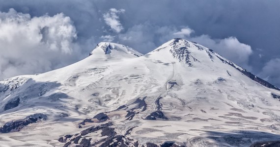 Sześcioro białoruskich turystów zaginęło podczas próby wejścia na najwyższą górę w Rosji - Elbrus. Zaginięcie grupy, która "na dziko" podjęła próbę podejścia, potwierdziły służby ratunkowe; na Kaukazie trwają poszukiwania.