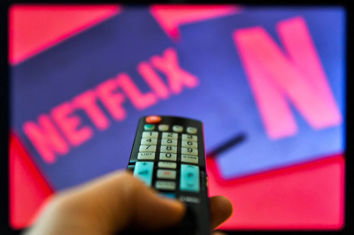 Platforma streamingowa Netflix od dłuższego czasu zapowiadała, że będzie zmieniać zasady dot. współdzielenia kont. We wtorek poinformowała, że rozpoczęła rozsyłanie maili do użytkowników w Polsce, którzy dzielą się kontem z osobami spoza gospodarstwa domowego. W wiadomości pojawiła się kwota nowej dopłaty do abonamentu. 