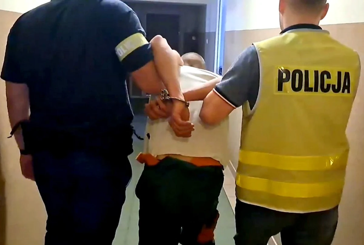 Policjanci z Pucka zatrzymali dwie osoby w związku z atakiem na interweniujących funkcjonariuszy, do którego doszło w Krokowej. Jak podkreślono w komunikacie, policjantów zaatakowało w sumie kilkadziesiąt osób. Niewykluczone są kolejne zatrzymania.