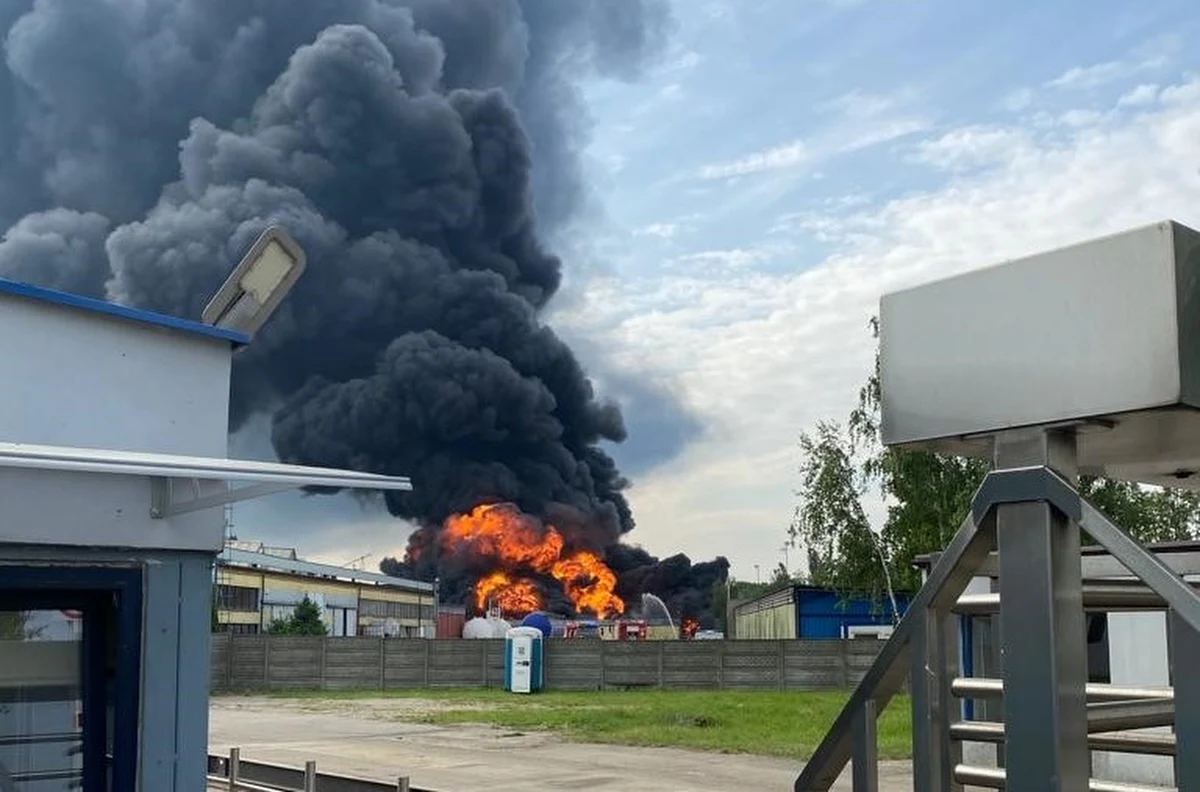 Ogromny pożar w Kutnie w województwie łódzkim - informują nas słuchacze za pomocą Gorącej Linii RMF FM. Ogień pojawił się w jednym z zakładów przy ulicy Sklęczkowskiej, w którym produkowano chemię samochodową. Kłęby dymu widoczne były z odległości kilku kilometrów. Jedna osoba została ranna. Sytuacja jest już opanowana. Nie ma zagrożenia dla mieszkańców - dowiedziała się dziennikarka RMF FM Agnieszka Wyderka. 