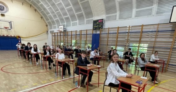 Środa to drugi dzień tegorocznego egzaminu ósmoklasisty. Uczniowie sprawdzają swoją wiedzę z matematyki. Po egzaminie na RMF24.pl opublikujemy arkusze zadań i rozwiązania. 