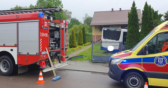 Autobus krakowskiego MPK wioząc pasażerów staranował ogrodzenie i zatrzymał się w przydomowym ogródku w Woli Zachariaszowskiej k. Krakowa. W zdarzeniu jedna osoba została lekko poszkodowana, a pięcioro dzieci skierowano na badania kontrolne w pobliskiej szkole.