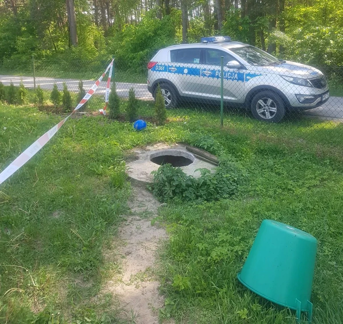 2-latek wpadł do przydomowego zbiornika na nieczystości w gminie Susiec (Lubelskie). Przytomnego chłopca z wnętrza zbiornika wyciągnęła matka. Lotniczym Pogotowiem Ratunkowym dziecko zostało przetransportowane do lubelskiego szpitala.