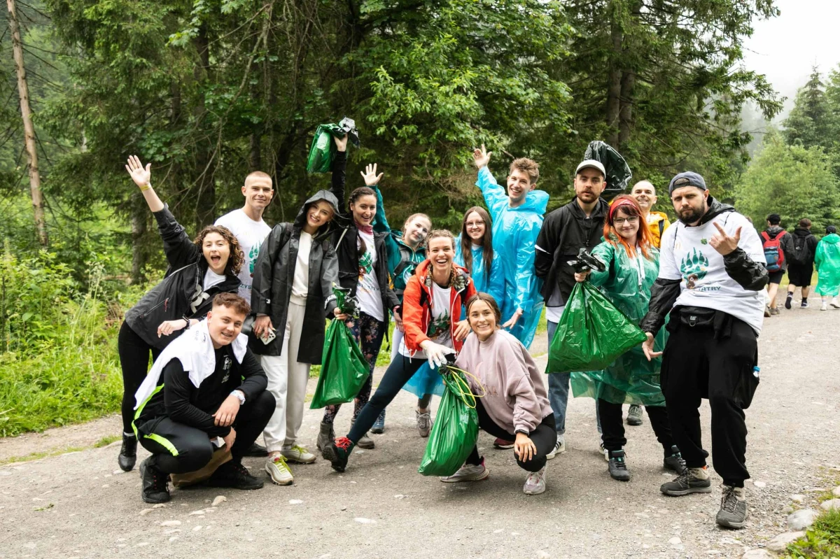 Jak co roku na przełomie czerwca i lipca kilka tysięcy wolontariuszy wyruszy na tatrzańskie szlaki w ramach wielkiego projektu edukacyjnego „Czyste Tatry ekoMałopolska”. W dniach 30 czerwca – 1 lipca zaplanowano już 12. edycję wydarzenia, które cieszy się niesłabnącym zainteresowaniem i angażuje coraz większą grupę miłośników gór i przyrody do wspólnego dawania przykładu. Tegoroczne wydarzenie odbędzie się pod hasłem: „Razem przenosimy góry”. 