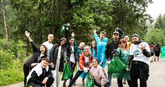 Jak co roku na przełomie czerwca i lipca kilka tysięcy wolontariuszy wyruszy na tatrzańskie szlaki w ramach wielkiego projektu edukacyjnego „Czyste Tatry ekoMałopolska”. W dniach 30 czerwca – 1 lipca zaplanowano już 12. edycję wydarzenia, które cieszy się niesłabnącym zainteresowaniem i angażuje coraz większą grupę miłośników gór i przyrody do wspólnego dawania przykładu. Tegoroczne wydarzenie odbędzie się pod hasłem: „Razem przenosimy góry”. 