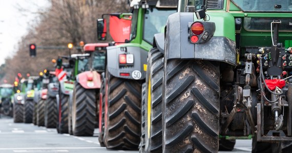 Zachodniopomorscy rolnicy zaostrzają protest. Nie porozumieli się z dyrektorem Krajowego Ośrodka Wsparcia Rolnictwa w sprawie kontrowersyjnej dzierżawy ziemi zagranicznej spółce, dlatego dziś znów wyjeżdżają traktorami na ulice Szczecina. 