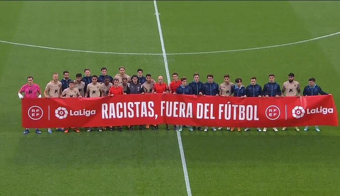 Drużyny La Liga trzymają transparent "Rasiści precz z futbolu" WIDEO