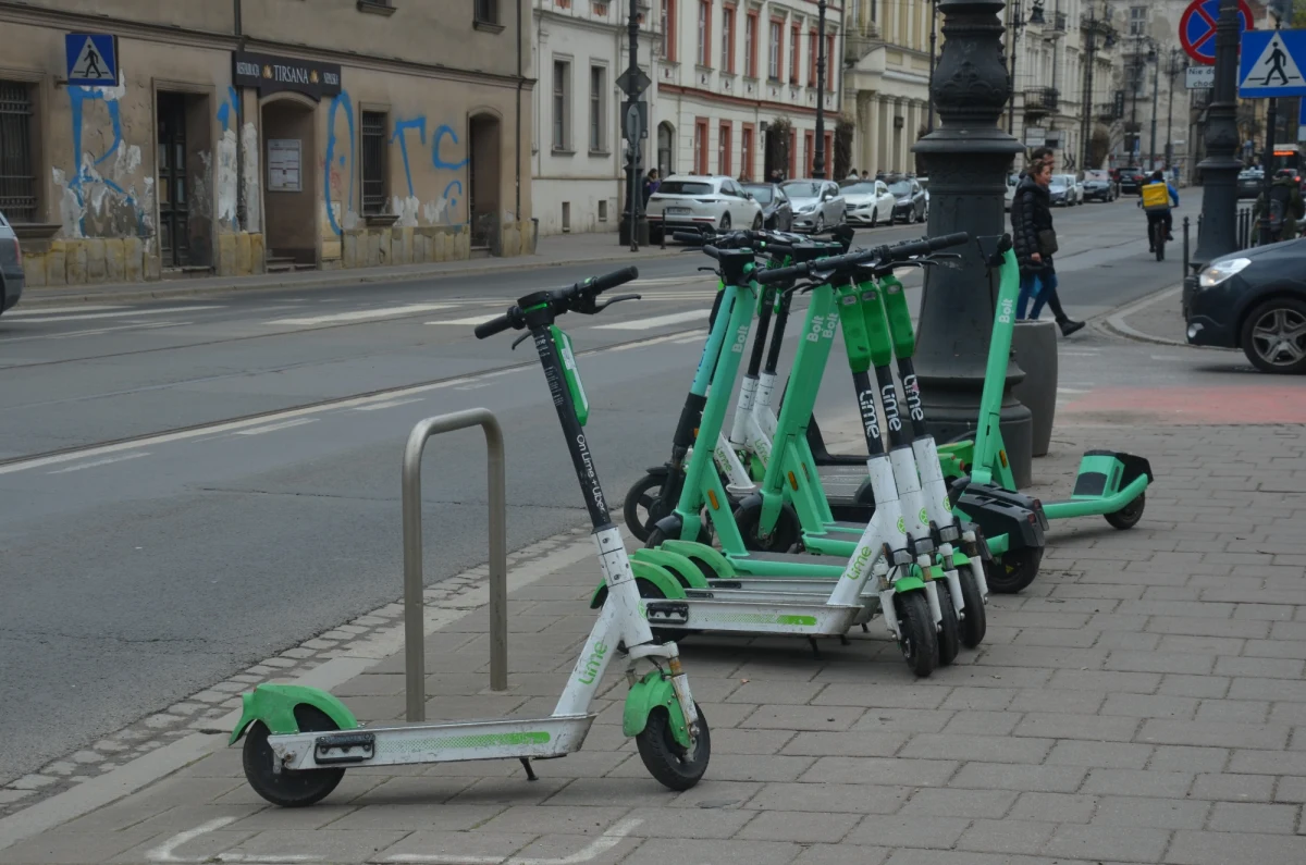 Bez ostatecznych ustaleń zakończyło się kolejne spotkanie krakowskich urzędników z przedstawicielami operatorów hulajnóg. Dziś zaproponowano im nowe stawki za pozostawienie pojazdów na chodnikach.