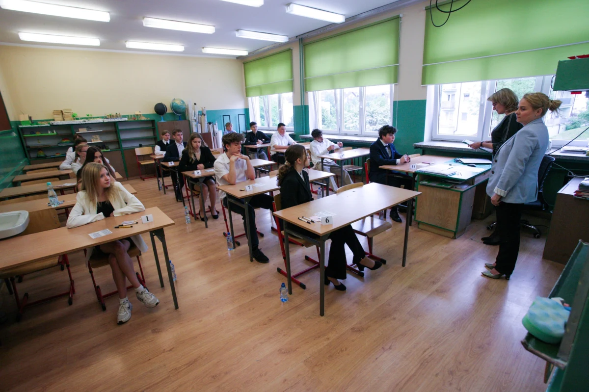 Test z języka obcego to ostatni ze sprawdzianów wiedzy w ramach egzaminu ósmoklasisty 2023. Wczoraj uczniowie zdawali matematykę, a w poniedziałek język polski. Odpowiedzi z dzisiejszego egzaminu opublikujemy na RMF24.pl. 