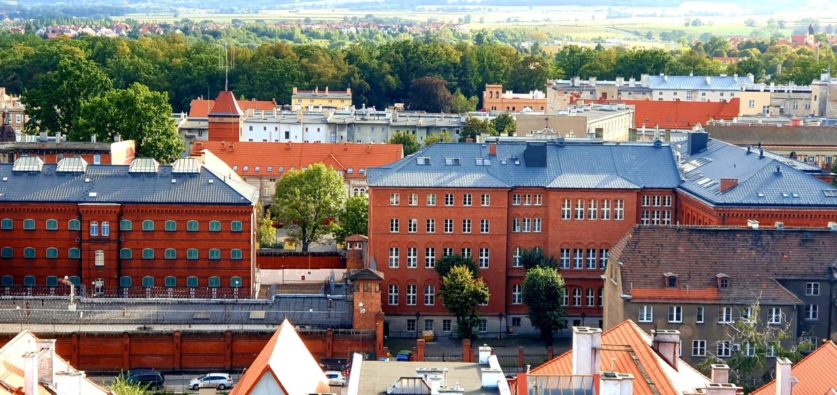 Świdnicki sąd przedłużył w środę areszt dla 22-letniej kobiety i 28-letniego mężczyzny oskarżonych o zgwałcenia małoletnich, także swoich dzieci, oraz produkcję i rozpowszechnienie materiałów pornograficznych z udziałem dzieci. Proces ma zostać wznowiony 28 czerwca.