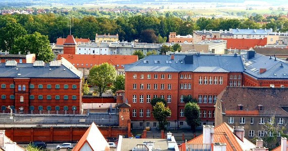 Świdnicki sąd przedłużył w środę areszt dla 22-letniej kobiety i 28-letniego mężczyzny oskarżonych o zgwałcenia małoletnich, także swoich dzieci, oraz produkcję i rozpowszechnienie materiałów pornograficznych z udziałem dzieci. Proces ma zostać wznowiony 28 czerwca.